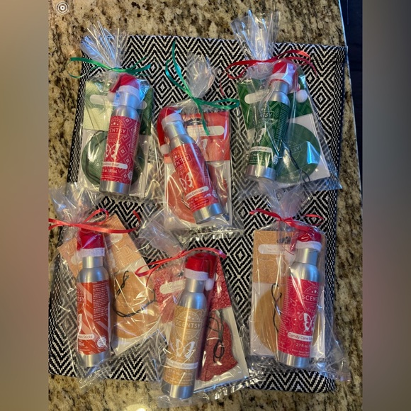 SCENTSY CHRISTMAS SETS - Picture 2 of 2